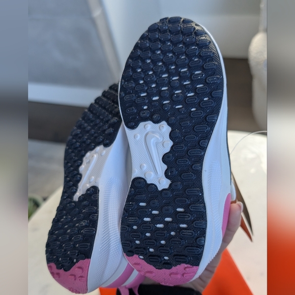 Nike Kids Revolution size 10 Pink and White - Picture 3 of 8